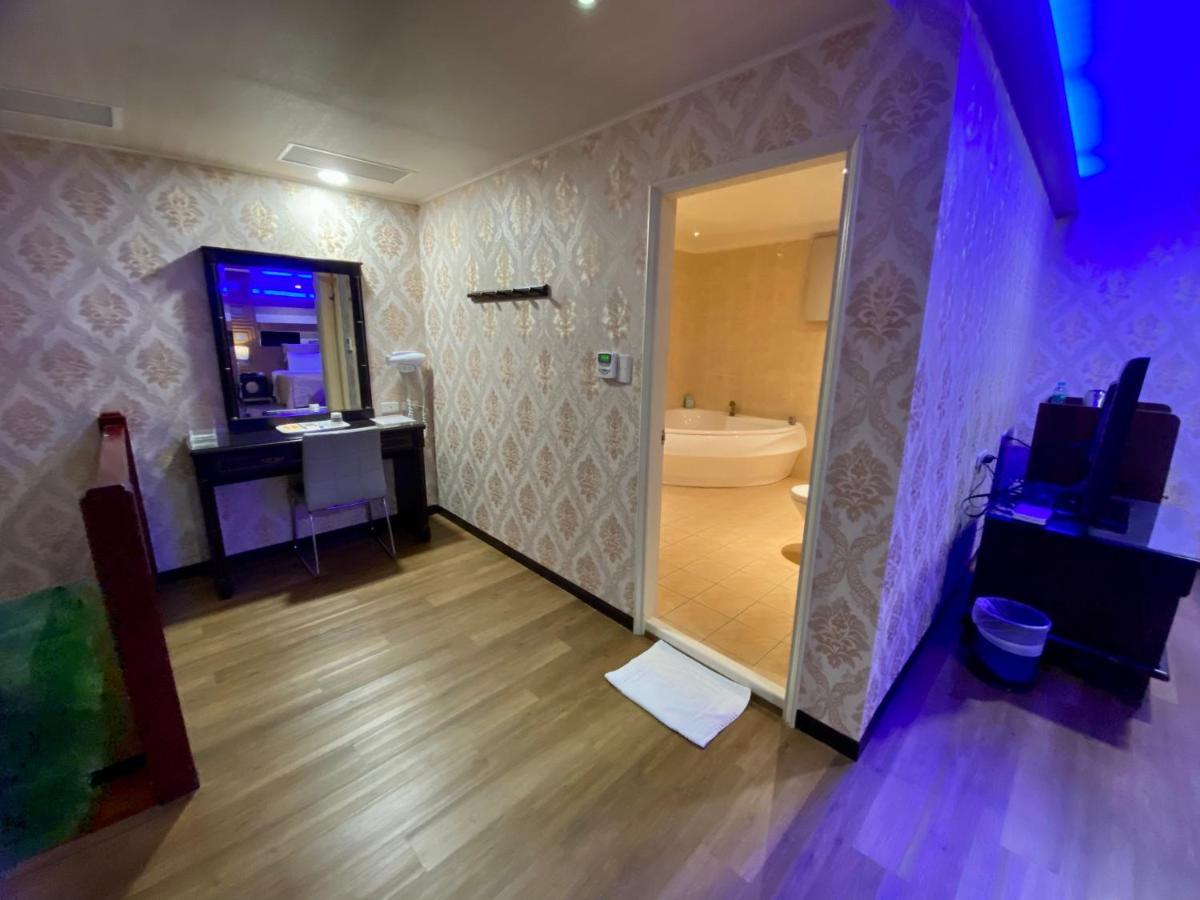 Huang Xing Motel Pingtung Eksteriør billede